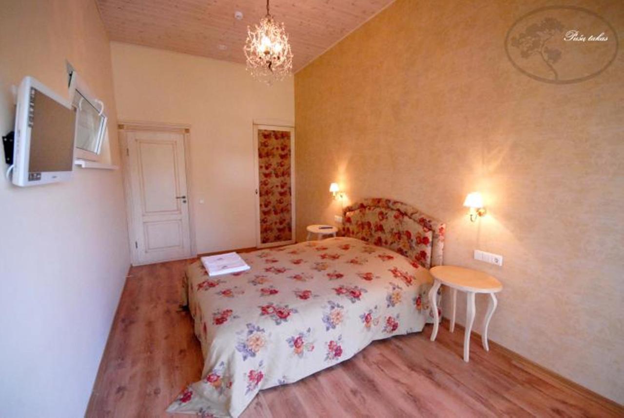 Hotel Pusu Takas à Andrioniskis Chambre photo